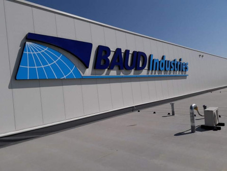 Baud-Industries-litery-na-elewacji-z-plyty-warstwowej-2